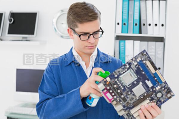 指尖微笑 計(jì)算機(jī)維修工程師的匠心與溫度